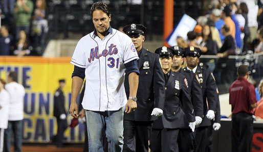 Ex-Mets-Spieler Mike Piazza führt beim MLB-Spiel der New York Mets und den Chicago Cubs eine Polizeistaffel zum zehnjährigen Gedenken an die Opfer von 9/11 an