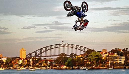 Wer sich den Sydney Harbour mal von oben anschauen will, fragt am besten bei Eigo Sato nach. Der Red Bull X-Fighter entspannt bei schöner Aussicht