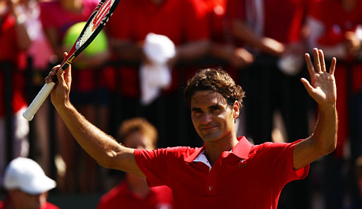 Rot in rot: Der Schweizer Roger Federer feiert seinen Sieg über Bernhard Tomic und den zwischenzeitlichen Ausgleich in der Davis-Cup-Relegation gegen Australien