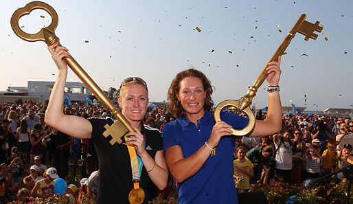 Ab jetzt sind alle Türen offen: US-Open-Siegerin Sam Stosur (r.) und Hürden-Weltmeisterin Sally Pearson erhalten den Goldenen Schlüssel ihrer Heimatstadt Gold Coast