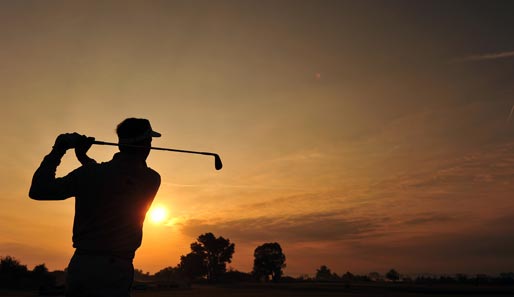 Golf-Profi Gonzalo Fernandez schlägt während der Australian Golf Open bei einem traumhaften Sonnenuntergang ab
