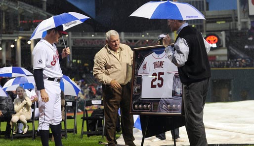 Ehre, wem Ehre gebührt: Jim Thome (l.) von den Cleveland Indians wird von Manager Mike Hargrove (m.) und Präsident Mark Shapiro (r.) für seine Leistungen für die Indians geehrt