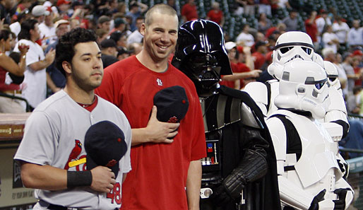 Hoher Besuch in St. Louis: Konförderations-Exekutiv-Chef Darth Vader ist mit einigen Stormtroopern in der MLB vorbeigekommen. Da grinst man lieber nett in die Kamera