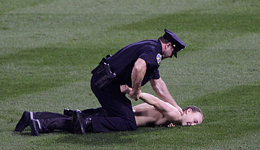 Schnupper Gras, Flitzer! Ein Polizist stellt im MLB-Spiel der Baltimore Orioles gegen die Boston Red Sox einen Flitzer vorschriftsmäßig zur Rede