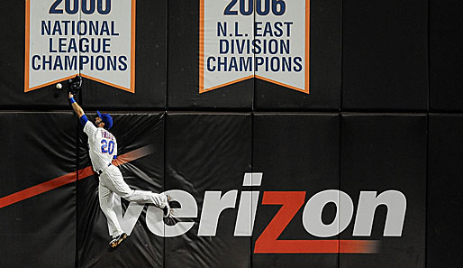 Fly me to the moon! Superman Jason Pridie von den New York Mets hebt im MLB-Match gegen die Cincinnati Reds zur Erdumkreisung ab