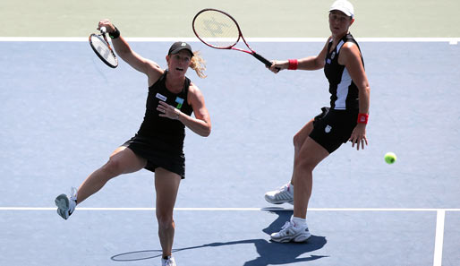 Lisa Raymond (l.) und Liezel Huber mit perfekten Haltungsnoten bei den Toray Pan Pacific Open in Tokio. Ihre Partie gewannen sie übrigens auch: 6:2 6:3