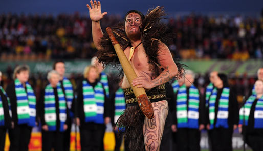 Den Abschied von den heutigen Bilder des Tages übernimmt dieser nette Maori-Krieger für uns, der bei der Rugby-WM-Partie der Georgier auftauchte. Winke, winke, bis morgen