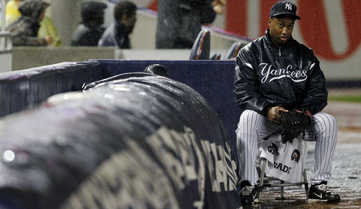 Dieser nette Balljunge scheint die Regenunterbrechung beim Spiel der New York Yankees gegen die Baltimore Orioles sichtlich zu genießen