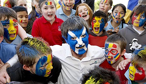 Rugby-Fan Gerry Ford inmitten eines Pulks rumänischer Kinder. Ob der Schotte wohl den Film "Kinder des Zorns" gesehen hat?