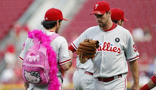 Hello Kitty! Michael Stutes (l.) von den Philadelphia Phillies hat sich wohl von seiner Tochter die Sporttasche packen lassen. Hoffentlich nicht nur mit Buntstiften...