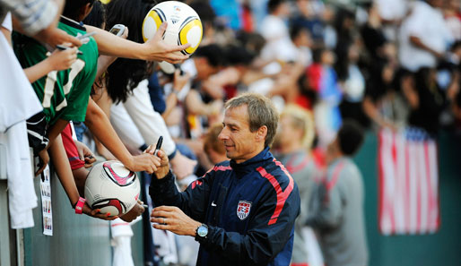 Der Prophet ist im eigenen Land nichts wert - in den USA schon! Jürgen Klinsmann muss beim Training der US-Nationalmannschaft fleißig Autogramme schreiben