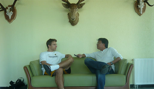 Wer ein Einzel-Interview vereinbart hat, trifft sich mit dem Spieler ebenfalls in der Lobby. Heiko Schaffartzik (l.), Hirsch (M.), SPOX-Reporter Haruka Gruber (r.)