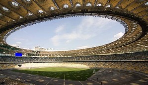 Hübsches Ding! Im größten Stadion der EM wird der Europameister gekrönt. Wer kann in Kiew den Pokal in die Höhe stemmen?