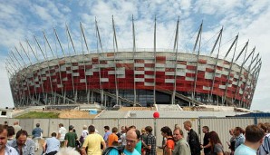 Die polnischen Nationalfarben an der Außenwand sollen die Spieler zu Höchstleistungen animieren. In Warschau beginnt mit dem Eröffnungsspiel die Europameisterschaft