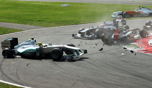 ...Nico Rosberg ab. Völlig hilflos ist er dem heranrauschendem Boliden von Liuzzi ausgesetzt. Es hat ordentlich gekracht