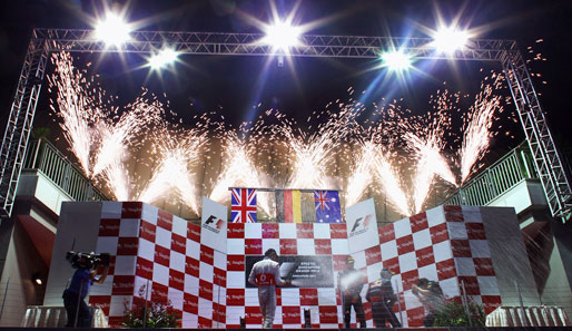 Ein Feuerwerk für den kommenden Weltmeister. Button, Webber und Vettel genießen die Siegerehrung