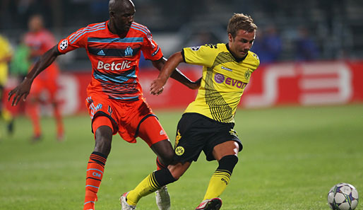 Marseille - Dortmund 3:0: Mario Götze im Duell mit Alou Diarra. Der Nationalspieler vergab in Marseille beste Chancen