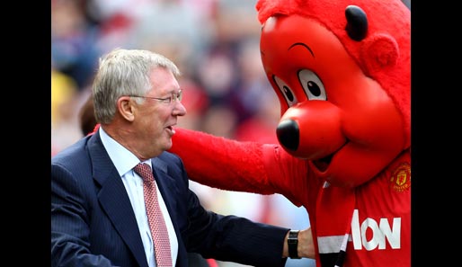 "Good Game, Coach!" Manchesters Maskottchen Fred The Red begrüßt Sir Alex Ferguson