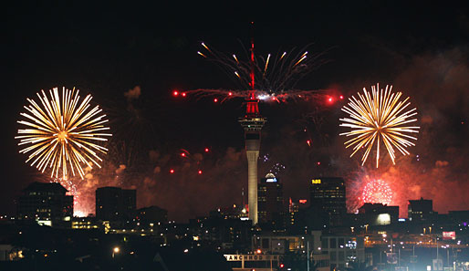 Die gesamte Skyline von Auckland wurde zur riesigen Bühne: Beeindruckende Feuerwerke ließen auch den Hafen in grellen Farben erscheinen