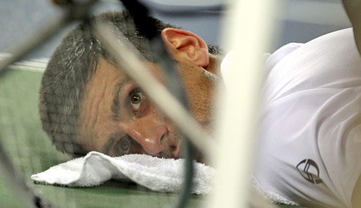 Einige Zeit war gar nicht sicher, ob Djokovic den vierten Satz überhaupt spielen kann. Er quälte sich mit Krämpfen und Rückenschmerzen