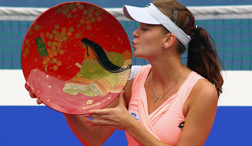 Da kann man durchaus auf eine der merkwürdigsten Trophäen der Welt neidisch werden. Agnieszka Radwanska küsst ihren Pokal nach ihrem Sieg bei den Toray Pan Pacific Open