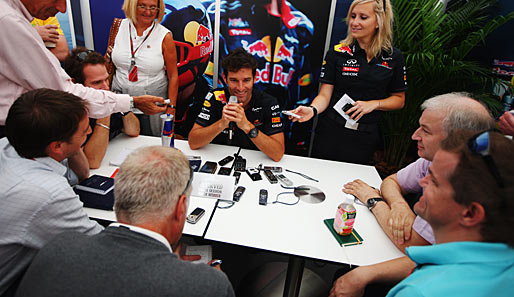 Mark Webber präsentiert im Vorfeld des GP von Suzuka stolz seine beachtliche Diktiergerätesammlung