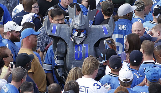 Der Terminator lässt grüßen! Ein Lions-Fan versucht sich vor dem NFL Monday Night Game zwischen Detroit und Chicago unters Volk zu mischen. Nice try, buddy...