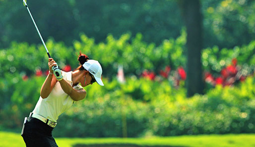 In Kuala Lumpur spielen die Mädels gerade Golf. Unter anderem Michelle Wie. Und weil es Damen-Golf ist, blühen im Hintergrund auch die Blumen schön