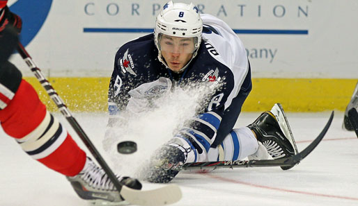 Alexander Burmistrov von den Winnipeg Jets ist im NHL-Spiel gegen die Chicago Blackhawks in froher Erwartung des heranspritzenden Eises. Wohl bekomm's