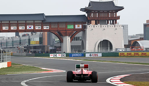 Der Brasilianer Felipe Massa biegt im Qualifying der Formel 1 mit seinem Ferrari in die imposante koreanische Boxengasse ein