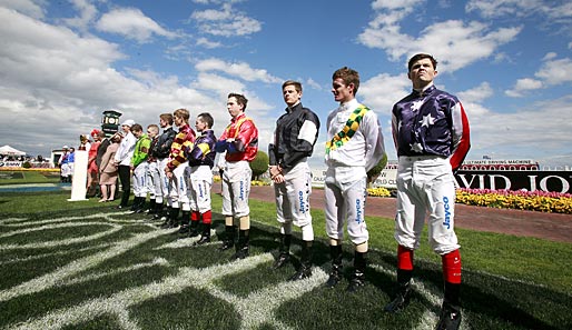 Die Jockeys beim australischen Caufield Cup schauen ohne ihre Pferde eher skeptisch drein