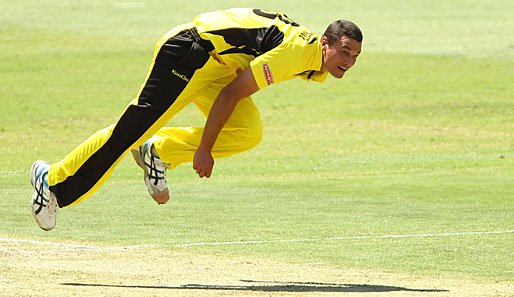 Der australische Cricket-Spieler Nathan Coulter-Niles versucht, über seinen Schatten zu springen