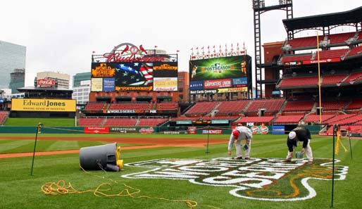 Im Busch Stadium in St. Louis wird fleißig gearbeitet, damit die World Series zwischen den Cardinals und den Texas Rangers starten kann