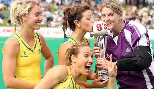 Einen stinknormalen Pokal bekommen die Hockey-Mädels aus Australien. Sie besiegten Indien im Finale der International Superseries