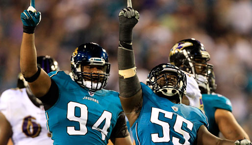 The Sky is the limit: Jeremy Mincey und D'Anthony Smith von den Jacksonville Jaguars feiern ihren NFL-Überraschungssieg gegen die Baltimore Ravens