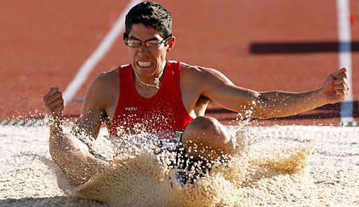 Wieder einen Sprung in den Sand gesetzt: Der Peruaner J. A. Mc Farlane im Weitsprung-Wettbewerb der Panamerika-Meisterschaften