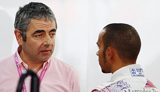 Bitte etwas mehr Gas, Lewis! "Mr. Bean" Rowan Atkinson (l.) gibt Formel-1-Pilot Lewis Hamilton letzte Instruktionen vor der Quali in Indien