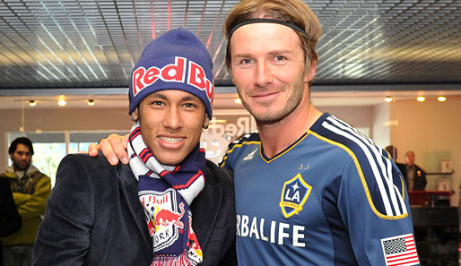 Treffen der Fußball-Generationen: Der alte Engländer David Beckham lässt sich mit Brasiliens Jungstar Neymar ablichten. Und das, obwohl der Fan des Gegners ist