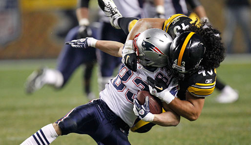 So sollte das eigentlich aussehen, wenn man einen Gegner "umarmt". Steelers-Verteidiger Troy Polamalu zeigt gegen Patriot Wes Welker, wie man's macht