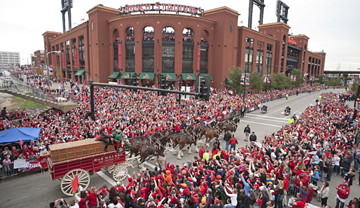 In St. Louis stieg die große Party. Die Cardinals ließen sich von der kompletten Stadt für den Gewinn der World Series feiern. Und das hoch zu Pferd