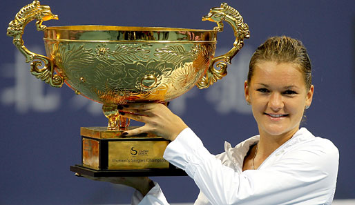 Große Töpfe, kleine Köpfe: Agnieszka Radwanska scheint mit dem Pokal bei den China Open leicht überfordert. Kurz zuvor rang sie Andrea Petkovic im Endspiel nieder