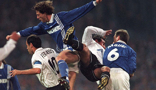 Auch der FC Schalke hat so seine Erfahrungen mit dem FC Valencia gemacht. 1997 schalteten die Königsblauen die Spanier mit 2:0 und 1:1 im UEFA-Cup-Viertelfinale aus