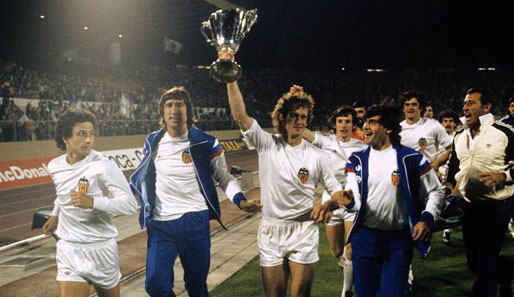 1980 gab es schon mal einen deutschen Blondschopf mit dem Pokal in der Hand: Rainer Bonhof (M.) gewann mit Valencia den Europapokal der Pokalsieger gegen Arsenal