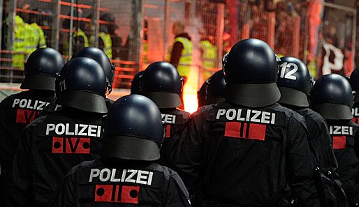 Frankfurt - Kaiserslautern 0:1 n.V.: Polizeipräsenz in der Commerzbank-Arena. Es wurde ein hitziges Duell erwartet