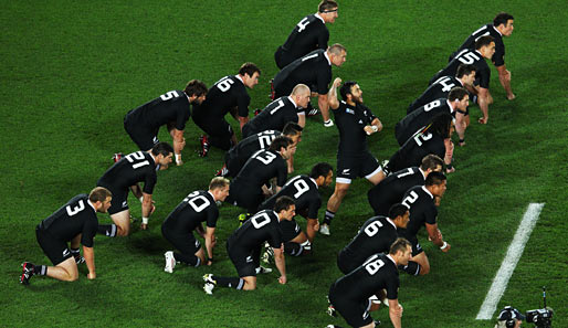 Halbfinale, Neuseeland - Australien 20:6: Piri Weepu gibt die Kommandos bei den All Blacks beim traditionellen Haka vor dem Match
