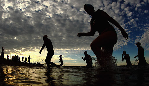 Kneippsches Wassertreten am Brighton Beach in Australien. Schon in den frühen Morgenstunden sprangen die Triathlon-Teilnehmer ins kühle Nass