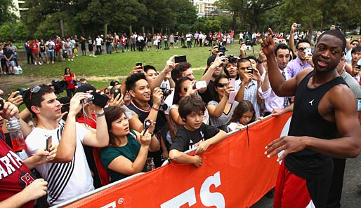 NBA-Star Dwyane Wade von den Miami Heat präsentiert sich bei der "Get the Edge"-Pressekonferenz den Fans