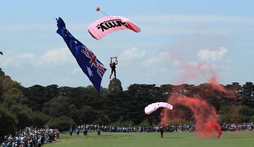 Die Männer vom australischen Militär sorgen täglich für Freude beim Presidents Cup. Gestern der Auftritt der Royal Air Force, heute segelt die Defence Force zu Boden