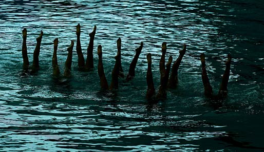 Kopf ins Wasser, Beine in die Höh'. Die Nationalmannschaft im Synchronschwimmen aus Malaysia bei den South East Asian Games