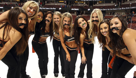 Heiß, heißer, die Anaheim Ducks Power Play Girls! Abgesehen von dem unfassbar guten Namen, stehen den Damen auch Schnurrbärte äußerst gut